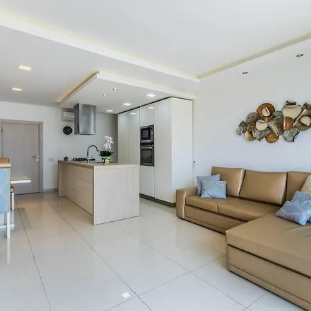 Unique Penthouse With Private Pool & Sea View