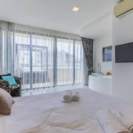 Unique Penthouse With Private Pool & Sea View *